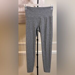 Old Navy Active Women’s Gray Go-Dry Fitted Leggings! Size Medium.